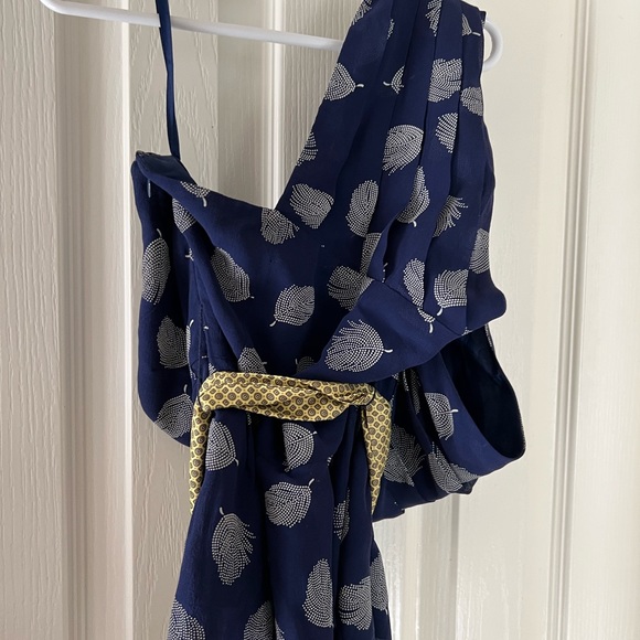 Stunning NWT one-shoulder, silk Fei navy feather print top from Anthro, size 0 - Picture 3 of 7